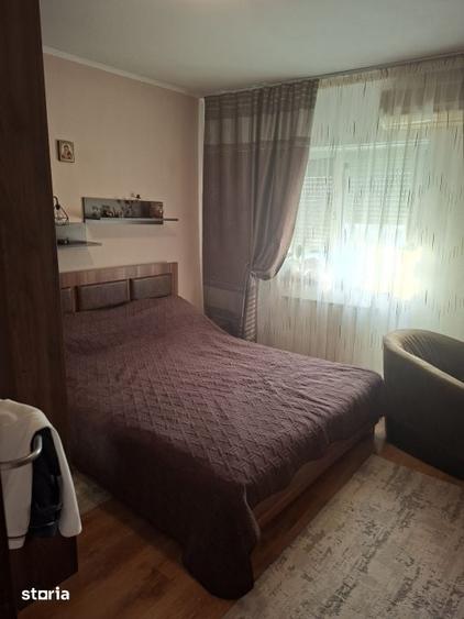 Apartament cu 3 camere decomandat în Craiovița Nouă