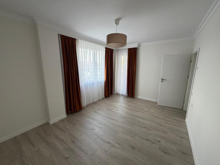 Apartament cu 4 camere decomandat în Florești