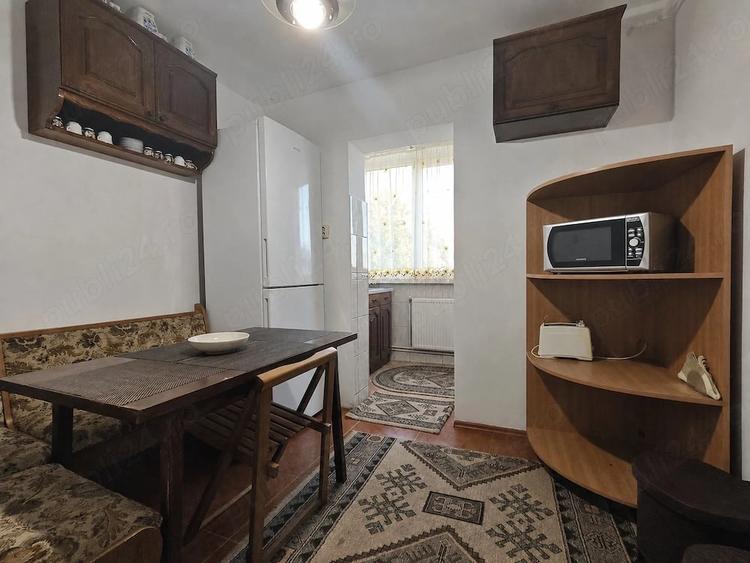 Apartament cu 3 camere decomandat în Girocului