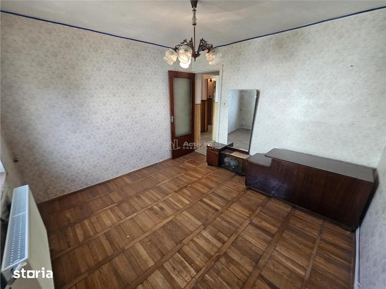 Apartament cu 4 camere decomandat în Central