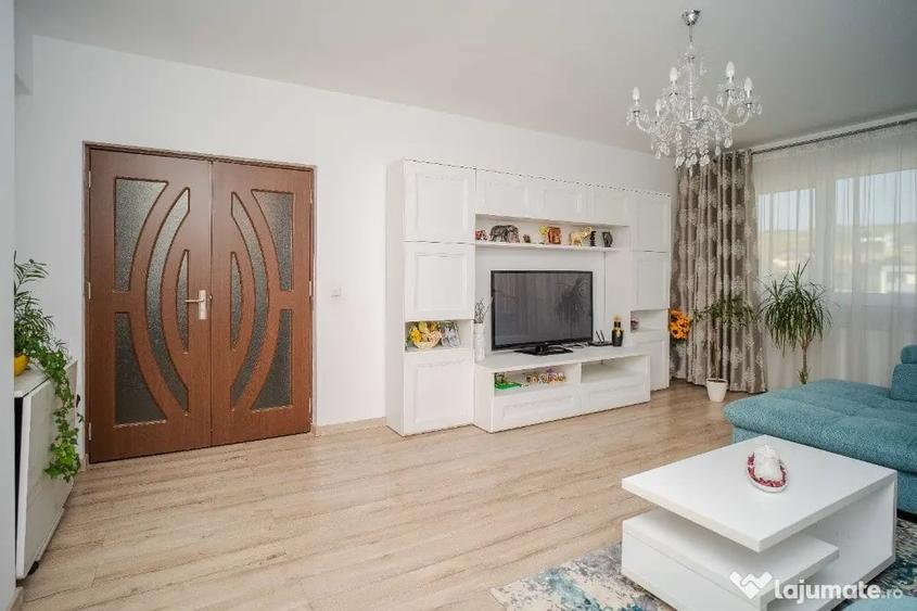 Apartament cu 3 camere decomandat în Rediu