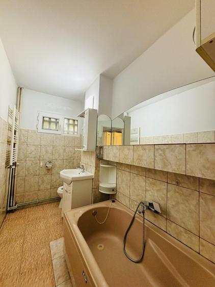 Apartament cu 3 camere semidecomandat în Podu Roș