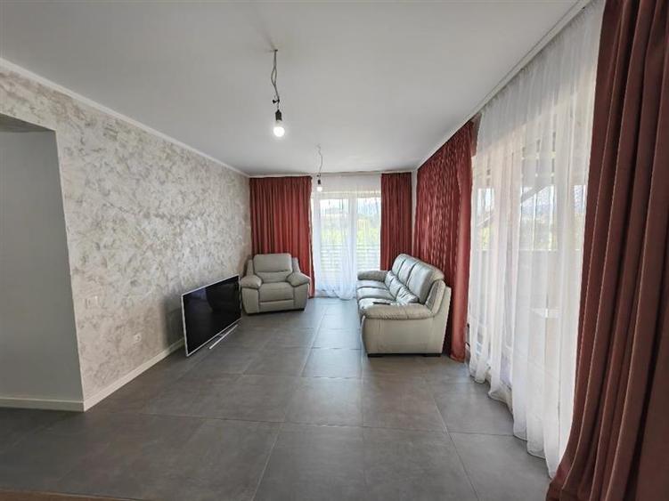 Apartament cu 3 camere decomandat, mobilat în Tractorul
