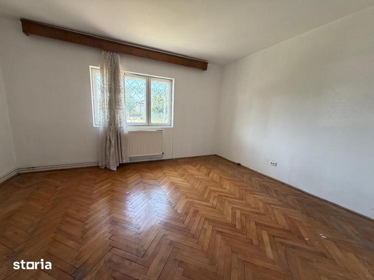 Casă cu 9 camere cu Teren 1500 Mp în Odăi
