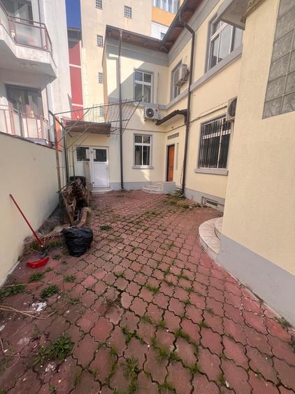 Casă individuală cu 5 camere cu Canalizare în Dorobanți