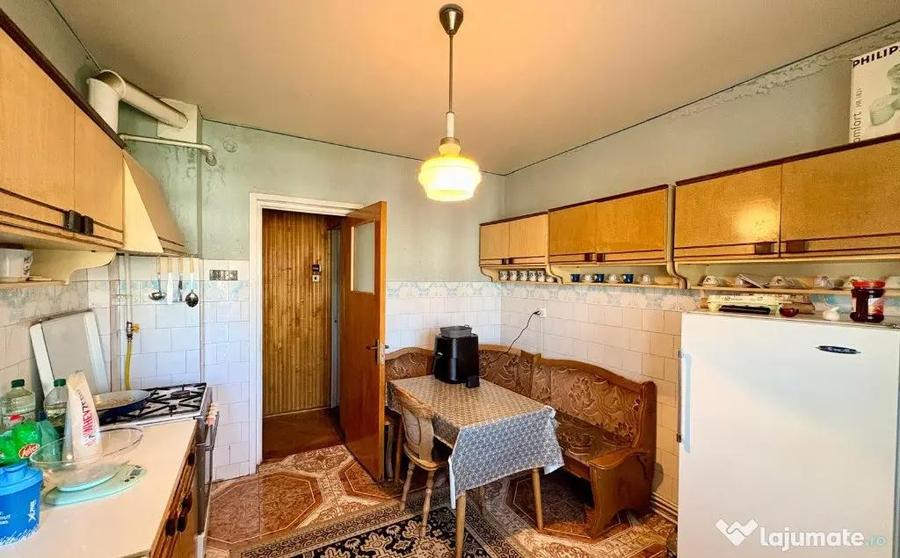Apartament cu 4 camere decomandat în Central