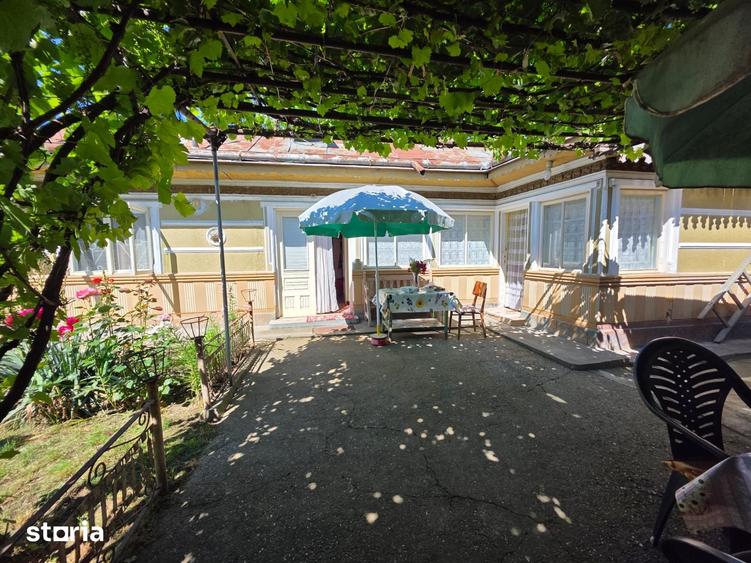 Casă cu 4 camere cu Teren 2000 Mp în Central
