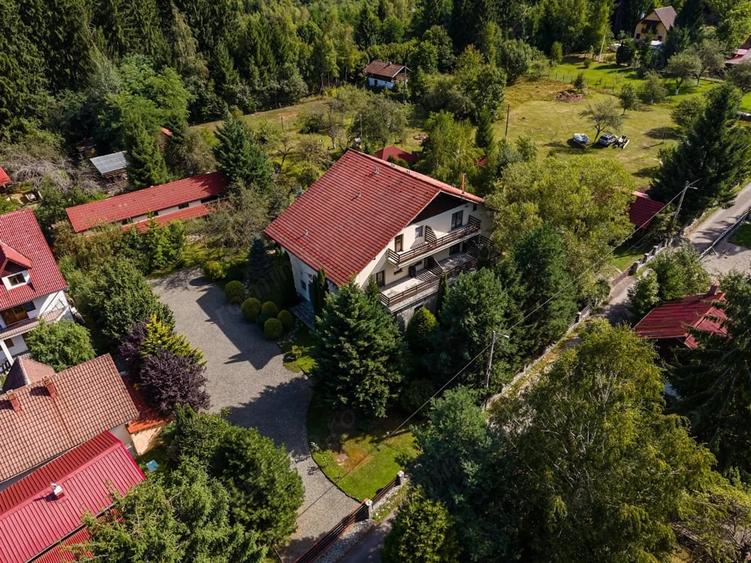 Casă cu 12 camere cu Teren 5028 Mp în Poiana