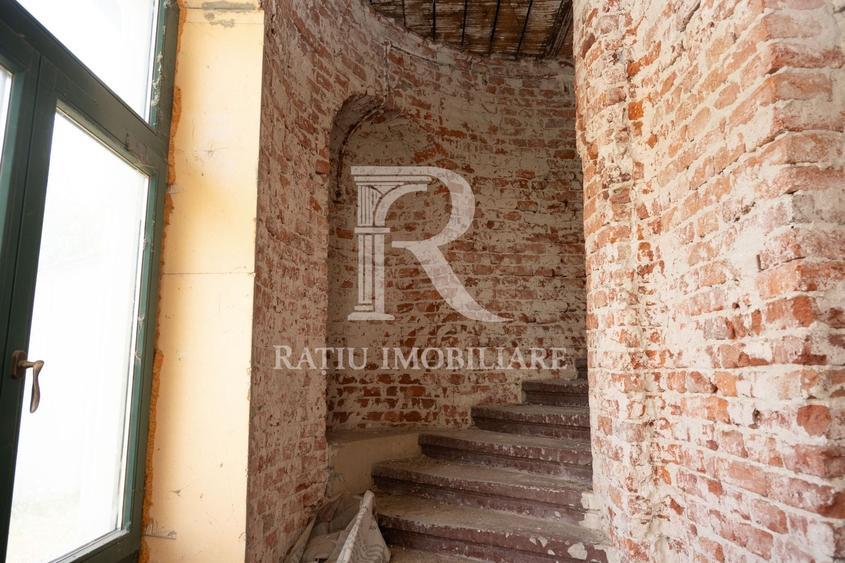 Casă individuală cu 10 camere cu Canalizare în Ultracentral