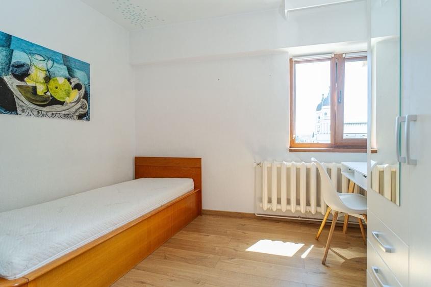 Apartament cu 3 camere semidecomandat, mobilat în Centru Civic