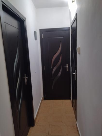 Apartament cu 2 camere semidecomandat, mobilat în Moinești