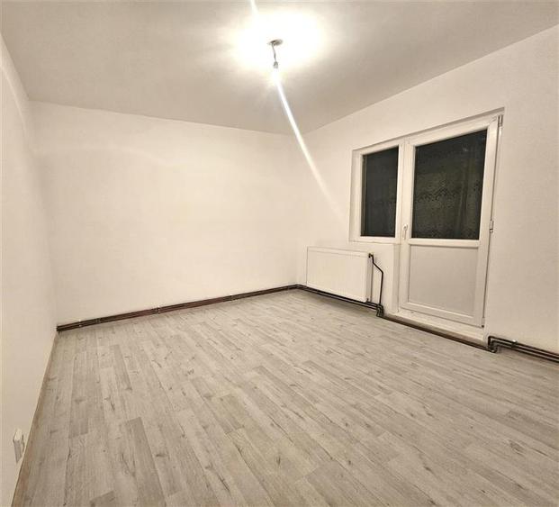 Apartament cu 3 camere decomandat în Tomești