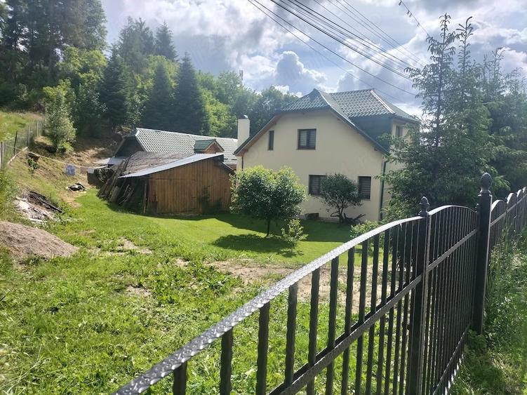 Casă cu 6 camere cu Teren 1300 Mp în Periferie