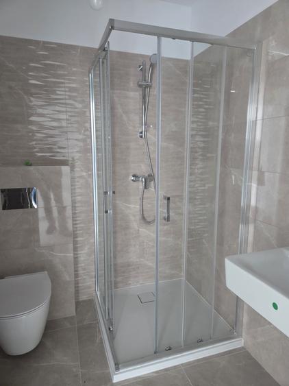 Apartament cu 3 camere decomandat în Tractorul