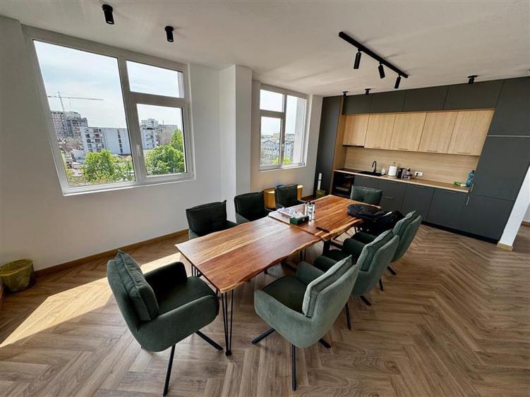 Penthouse cu 3 camere decomandat în Viilor