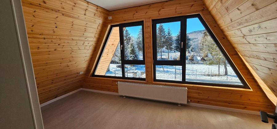 Casă individuală cu 3 camere cu Canalizare în Trăisteni