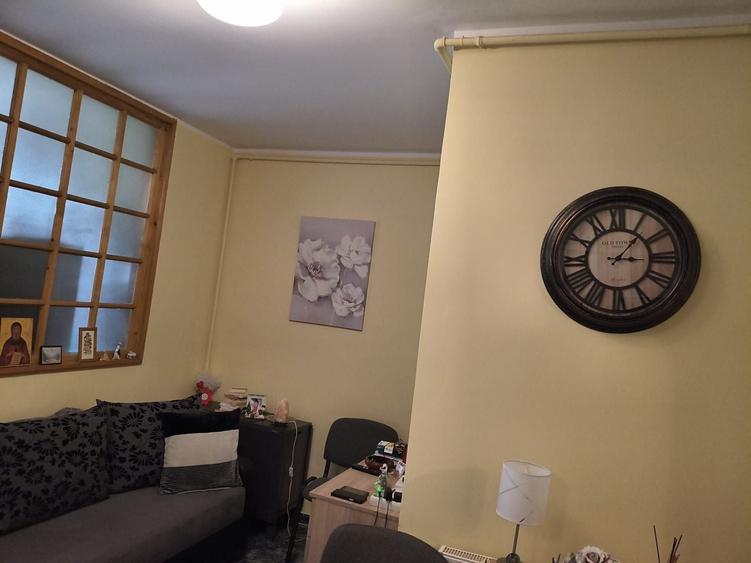 Apartament cu 3 camere semidecomandat, mobilat în Central