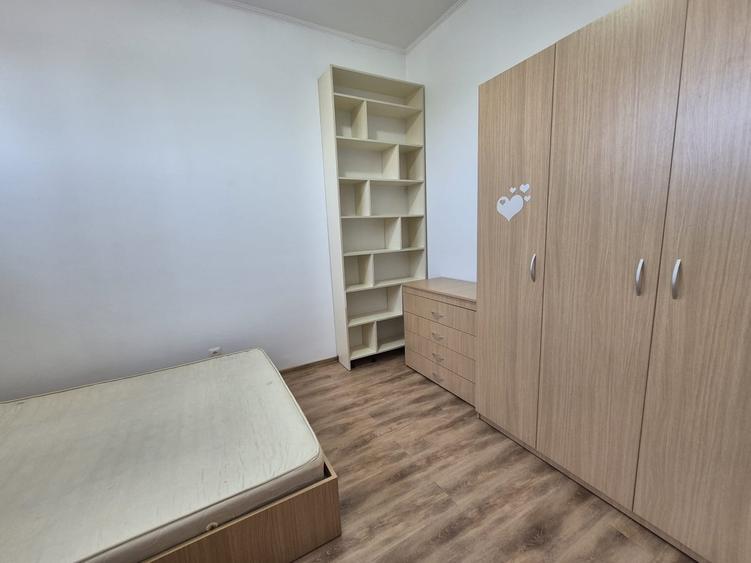 Apartament cu 4 camere semidecomandat în Fundeni