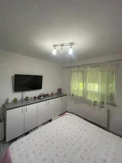 Apartament cu 3 camere decomandat, mobilat în Central