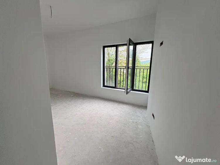 Apartament cu 3 camere semidecomandat în Griviței