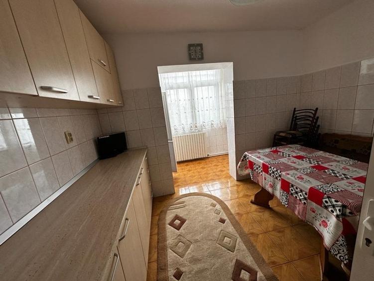 Apartament cu 3 camere decomandat, mobilat în Poarta 6