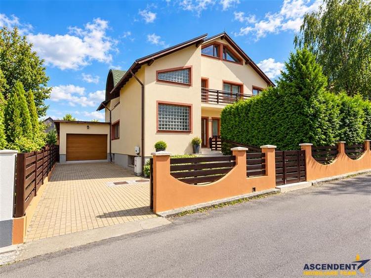 Casă individuală cu 10 camere cu Canalizare în Exterior Est