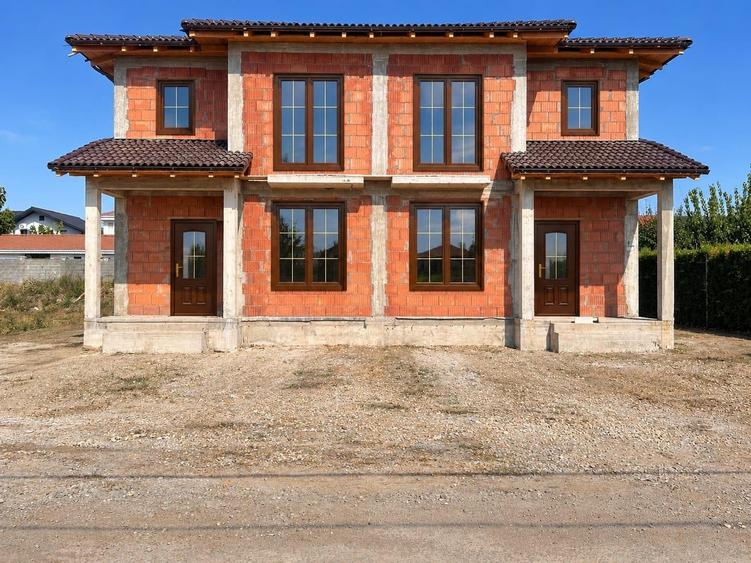 Duplex cu 4 camere cu Canalizare în Dumbrăvița