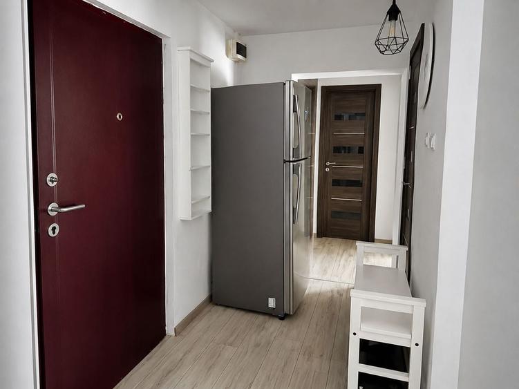 Apartament cu 3 camere semidecomandat, mobilat în Bucovina