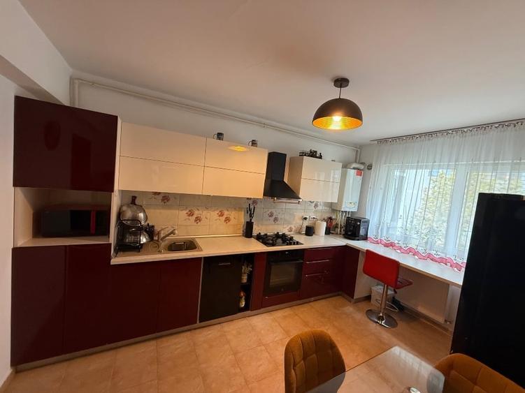 Apartament cu 3 camere decomandat, mobilat în Central