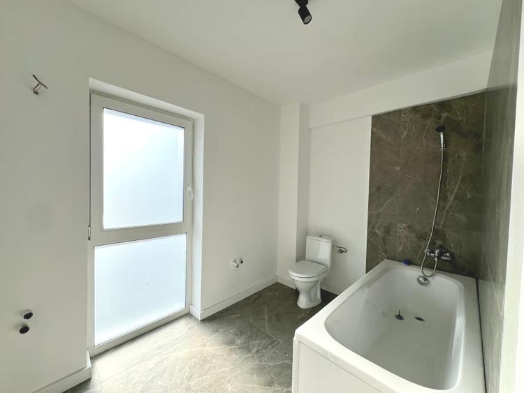 Apartament cu 4 camere decomandat în Dâmbul Rotund