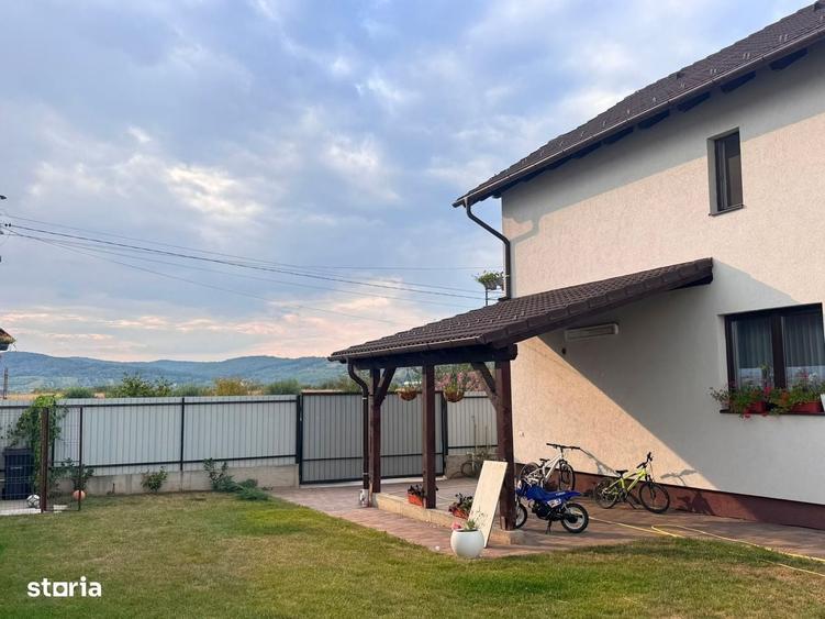 Casă cu 4 camere cu Teren 750 Mp în Cristian
