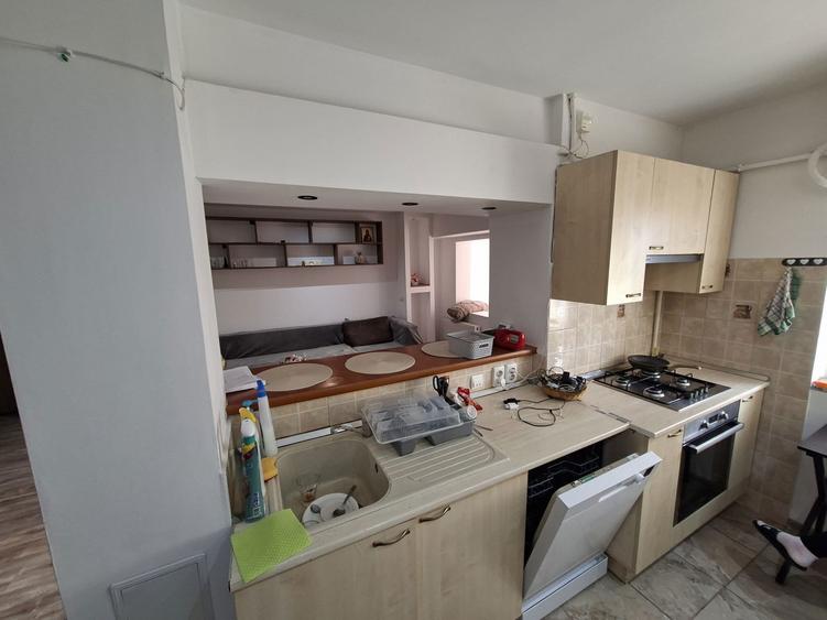 Apartament cu 3 camere decomandat în Exterior Vest