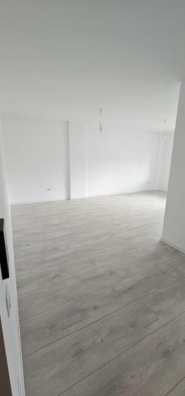 Apartament cu 2 camere decomandat în Tractorul