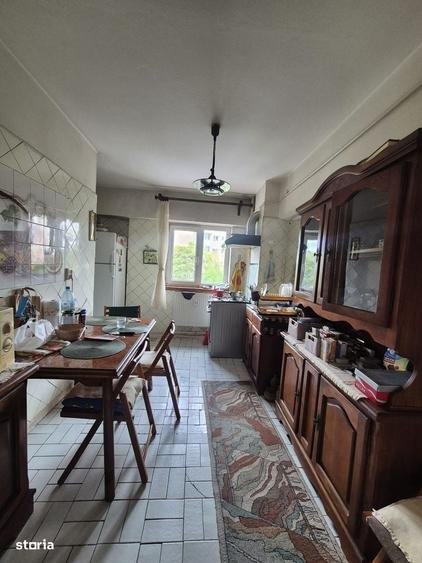 Apartament cu 3 camere decomandat în Calea București