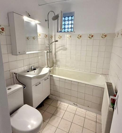 Apartament cu 3 camere decomandat în Cornișa