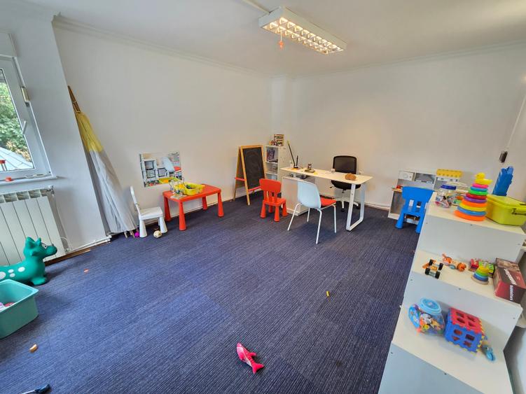 Casă cu 6 camere cu Teren 250 Mp în P-ța Muncii
