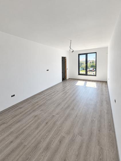 Casă cu 5 camere cu Canalizare în Tunari