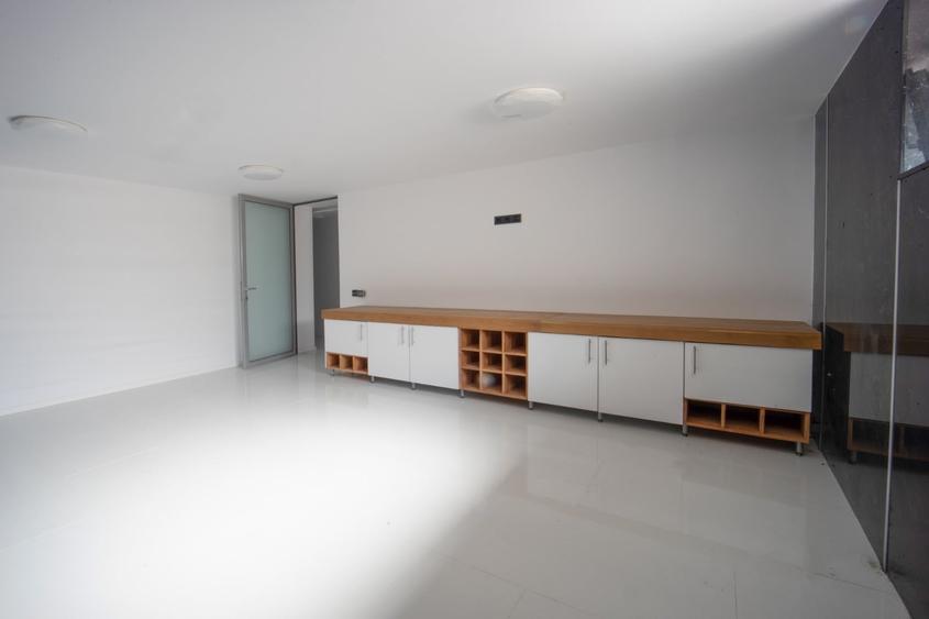 Casă individuală cu 10 camere cu Canalizare în Ultracentral