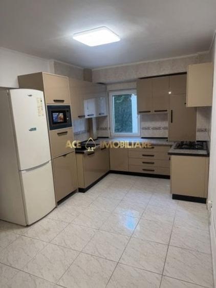 Apartament cu 3 camere decomandat, mobilat în Doamna Ghica