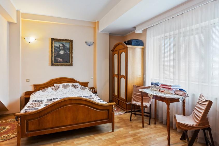 Casă individuală cu 8 camere cu Garaj în Faleza Nord