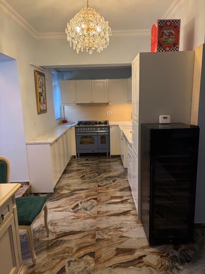 Apartament cu 3 camere semidecomandat în Dorobanți
