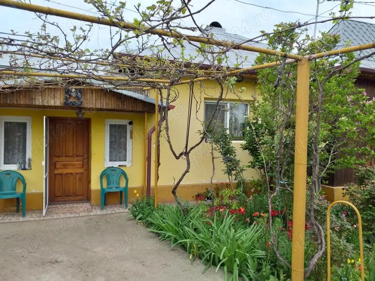 Casă cu 4 camere în Sărățeni