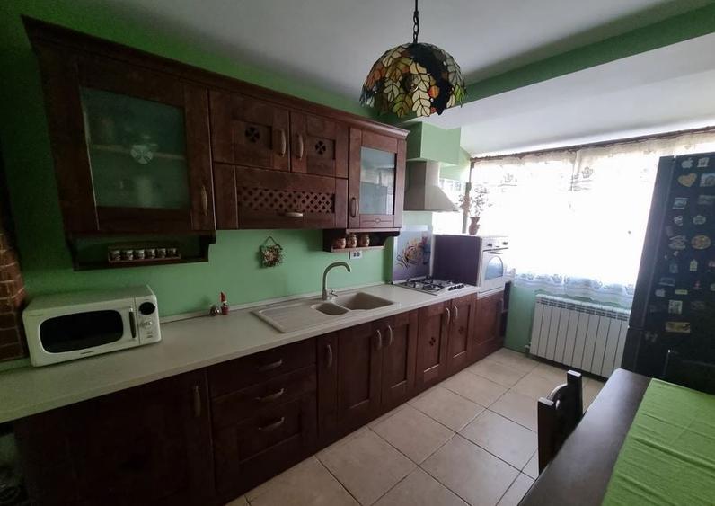 Apartament cu 3 camere semidecomandat în Vatra Luminoasă