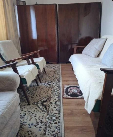Apartament cu 3 camere semidecomandat în Gojdu