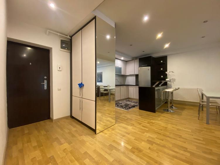 Apartament cu 3 camere semidecomandat, mobilat în Pipera