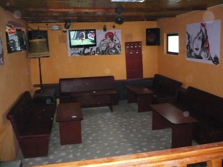 Spațiu comercial, de 120 mp, în Costești