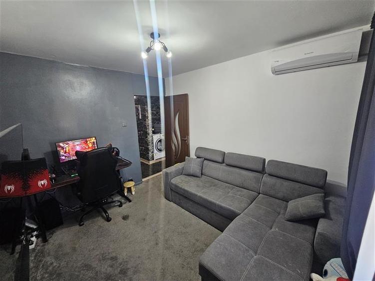 Apartament cu 3 camere decomandat, mobilat în Micro IV
