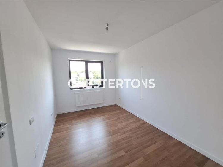 Casă cu 4 camere cu Teren 438 Mp în Crevedia