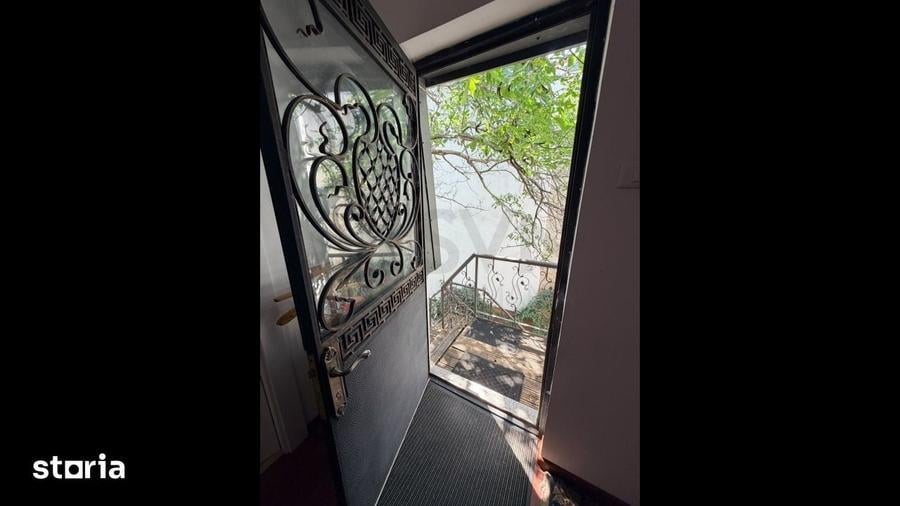 Casă cu 10 camere cu Teren 335 Mp în Victoriei