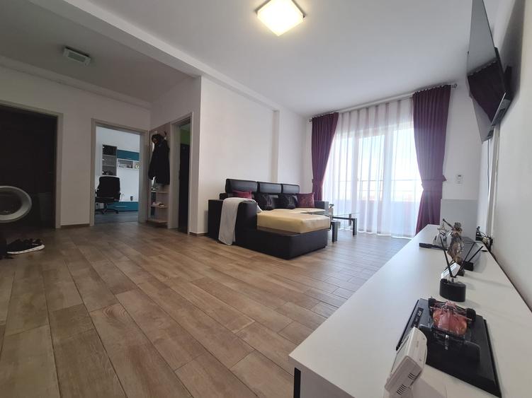 Apartament cu 3 camere semidecomandat, mobilat în Buziașului